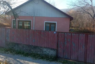 Casă cu 3 camere cu Teren 1000 Mp în Varnița