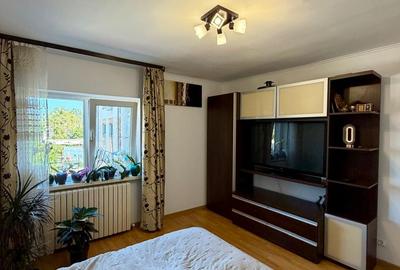 Garsonieră decomandată în Far