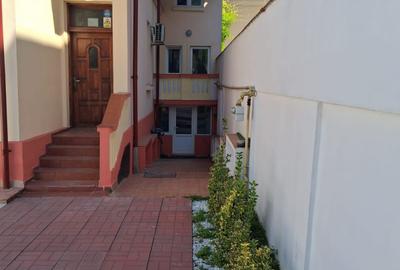 Casă cu 8 camere cu Canalizare în Tineretului