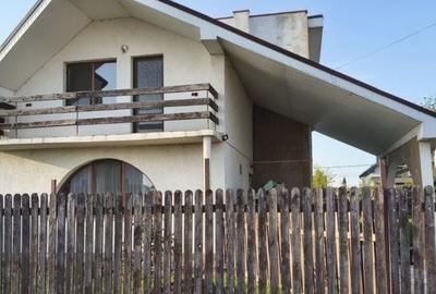 Casă cu 4 camere în Sântandrei