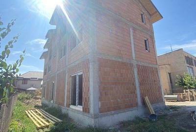 Casă cu 4 camere cu Teren 110 Mp în Iris