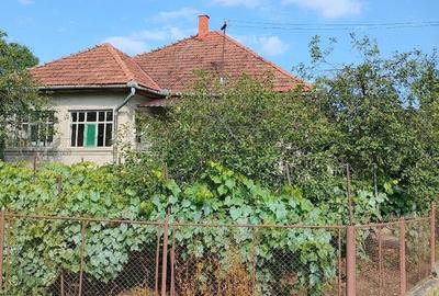 Casă cu 2 camere cu Teren 1800 Mp în Gârceiu