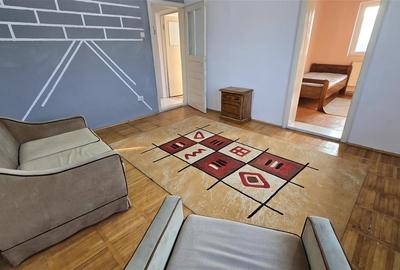 Apartament cu 3 camere semidecomandat, mobilat în Molid