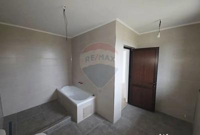 Casă cu 4 camere cu Teren 6110 Mp în Girov