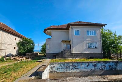 Casă individuală cu 5 camere cu Teren 2500 Mp în Central - 1