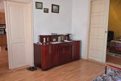 Casă cu 3 camere cu Canalizare în Central