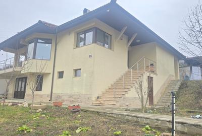 Casă cu 3 camere cu Teren 1020 Mp în Zăvoi
