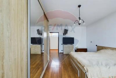 Casă cu 6 camere cu Garaj în Vărăști - 3