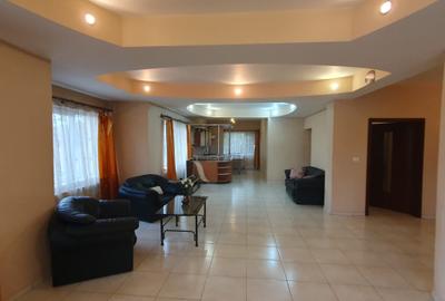 Apartament cu 3 camere decomandat, mobilat în Central