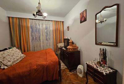 Apartament cu 4 camere semidecomandat în Gojdu