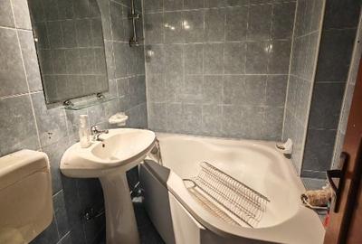 Apartament cu 3 camere semidecomandat în Titan