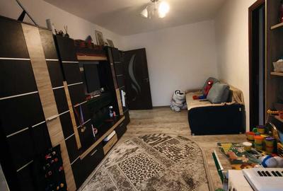 Apartament cu 2 camere semidecomandat în Craiovița Nouă