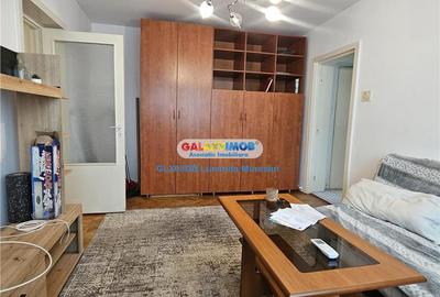 Apartament cu 3 camere semidecomandat, mobilat în Micro 9