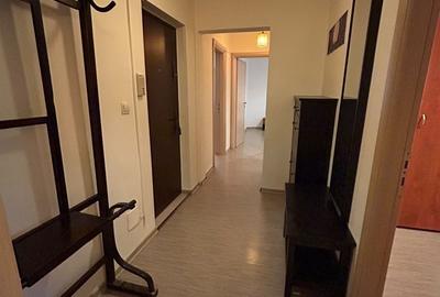 Apartament cu 3 camere semidecomandat în Șerban Vodă