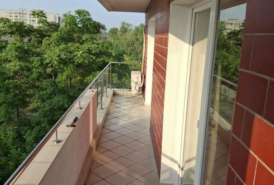 Apartament cu 3 camere decomandat în Pajura