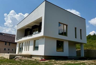Casă cu 4 camere în Corunca