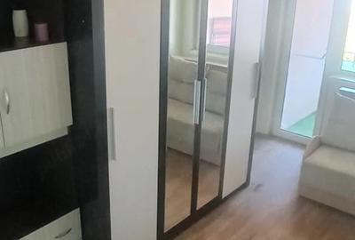 Apartament cu 3 camere semidecomandat în Micro 14