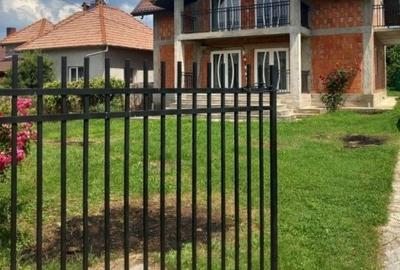 Casă cu 4 camere în Bughea de Sus