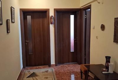 Apartament cu 3 camere decomandat în Exterior Vest