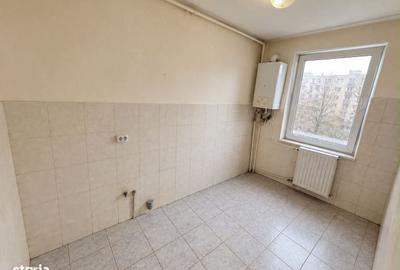 Apartament cu 3 camere decomandat în Tudor