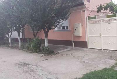 Casă cu 4 camere în Vladimirescu