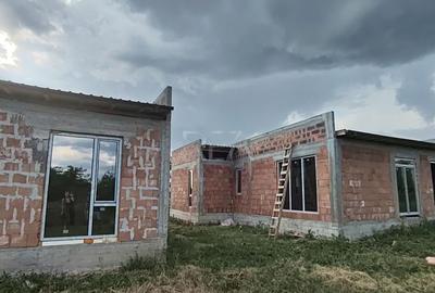 Casă cu 4 camere cu Teren 500 Mp în Domnești