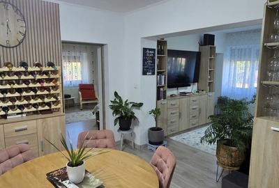 Casă cu 5 camere cu Teren 14000 Mp în Păulești