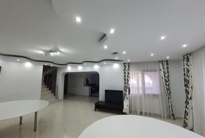 Casă cu 4 camere în Săbăreni