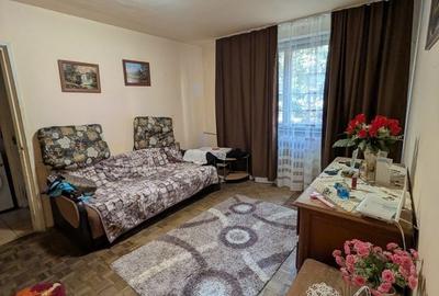 Apartament cu 3 camere semidecomandat în Calea București