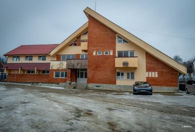 Casă individuală cu 20 camere cu Canalizare în Moinești - 1