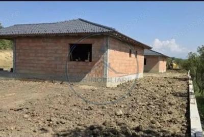 Casă cu 2 camere cu Teren 500 Mp în Central