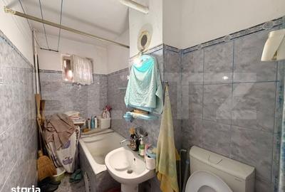 Apartament cu 3 camere semidecomandat în Craiovița Nouă