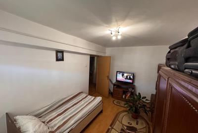 Apartament cu 3 camere decomandat în Vitrometan