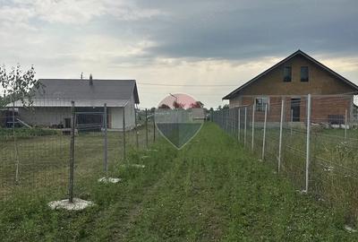 Casă cu 3 camere cu Teren 617 Mp în Slobozia (Roznov)