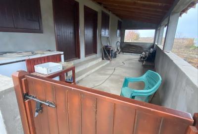Casă cu 2 camere cu Teren 2200 Mp în Gostavățu