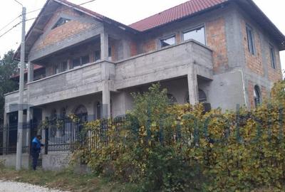 Casă individuală cu 4 camere cu Canalizare în Sud - 1