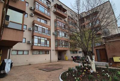 Apartament cu 2 camere semidecomandat, mobilat în Central