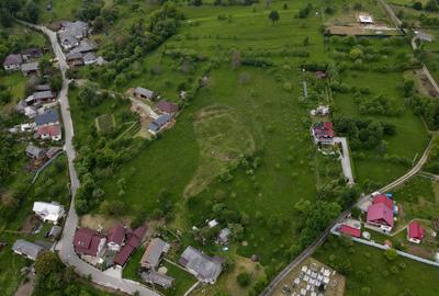 Teren intravilan de 8318 mp, în Rus - 6