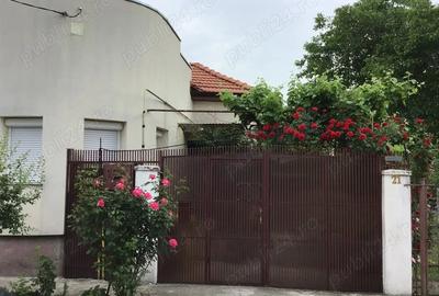 Casă cu 3 camere cu Teren 440 Mp în Central - 1