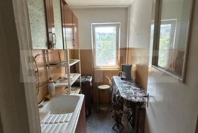 Apartament cu 3 camere semidecomandat în Micro 9