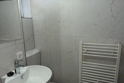 Apartament cu 3 camere semidecomandat în Cetate