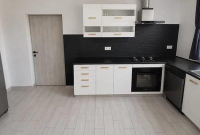 Casă cu 5 camere cu Teren 432 Mp în Plopi