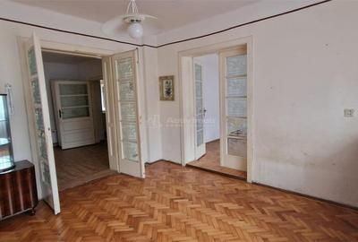 Casă cu 10 camere cu Teren 32 Mp în Muncitoresc