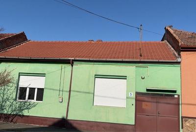 Casă cu 4 camere cu Teren 1800 Mp în Central