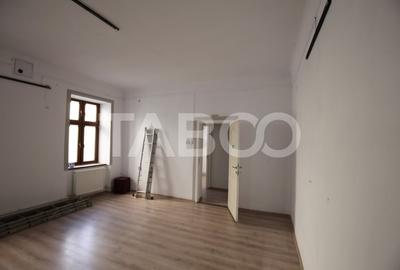 Spațiu comercial, de 75 mp, în Central - 4