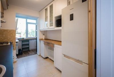 Apartament cu 3 camere semidecomandat, mobilat în Costin Georgian