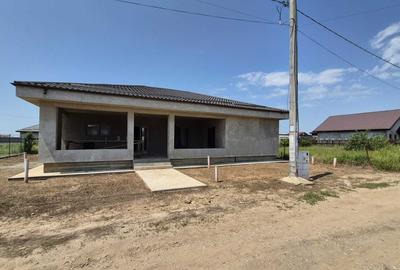 Casă cu 3 camere în Berceni - 1