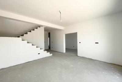 Duplex cu 4 camere cu Canalizare în Moșnița Nouă