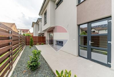 Apartament cu 4 camere decomandat în Pârneava