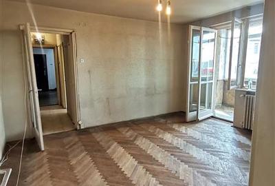 Apartament cu 3 camere semidecomandat în Barbu Văcărescu